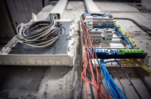 Почему важно регулярно проводить техническое обслуживание кабеленесущих систем?